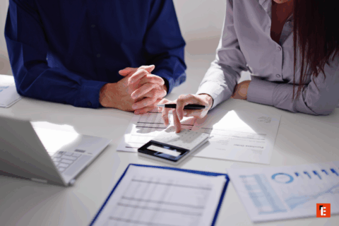 deux personnes tapant sur une calculette