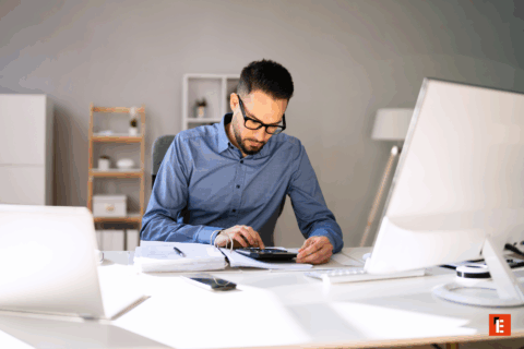 Homme travaillant à un bureau moderne.