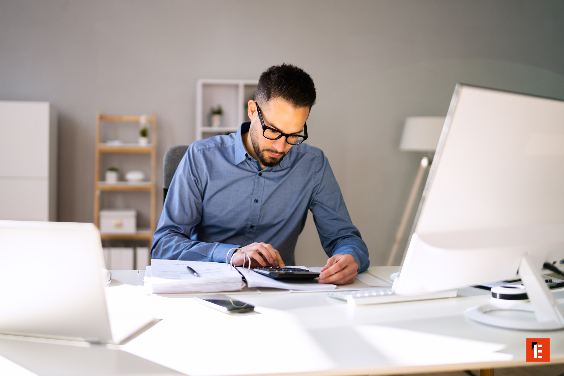 Homme travaillant à un bureau moderne.