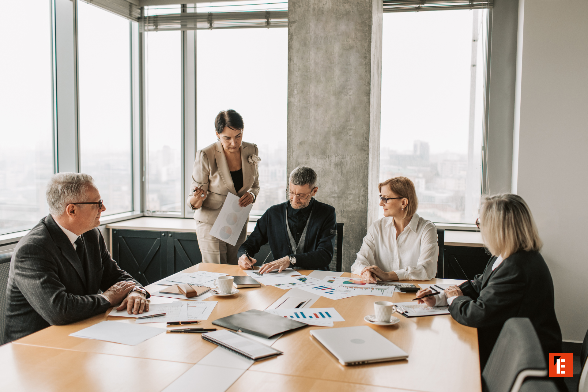 Réunion d'équipe autour d'une table avec documents.