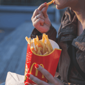 persona comiendo patatas fritas de mcdonald's