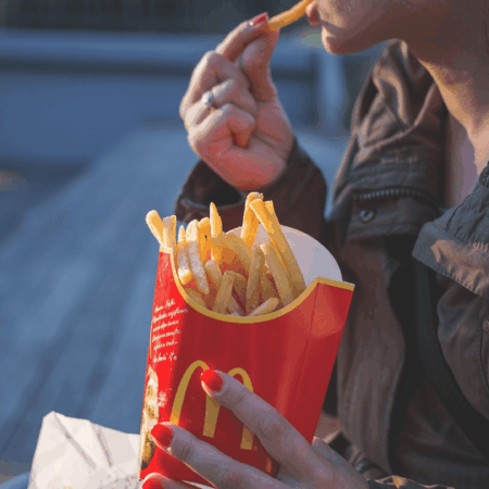 persona comiendo patatas fritas de mcdonald's