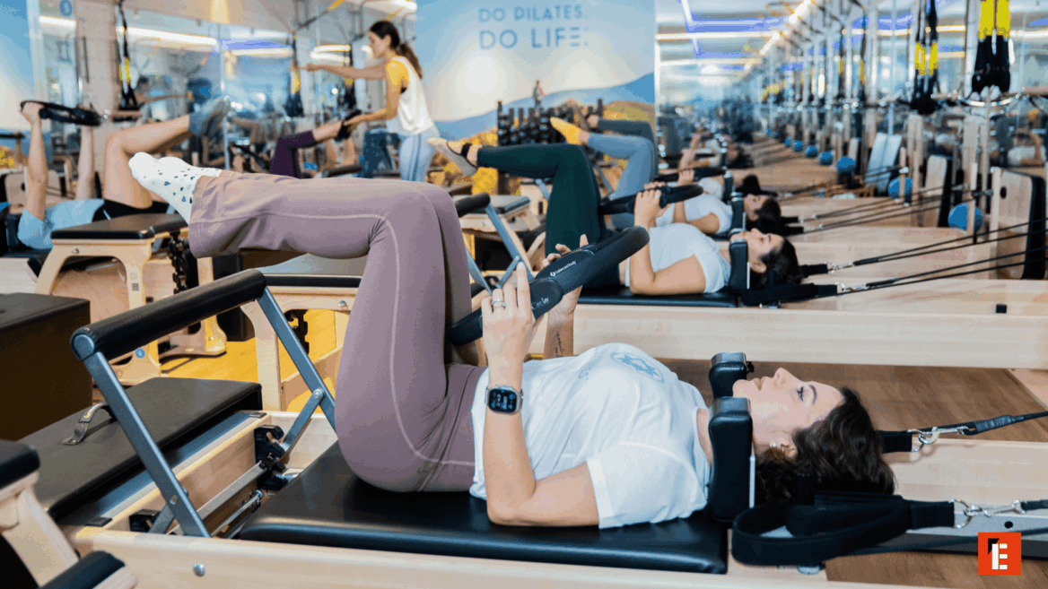 persona haciendo pilates