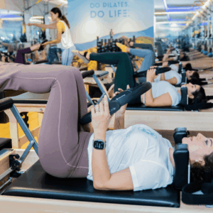 persona haciendo pilates