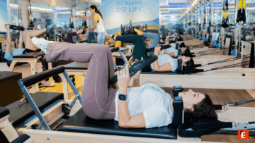 persona haciendo pilates