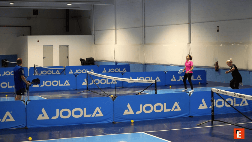 personas jugando a pickleball