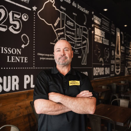 philippe, franchisé fumoirs dickey's posant pour son interview
