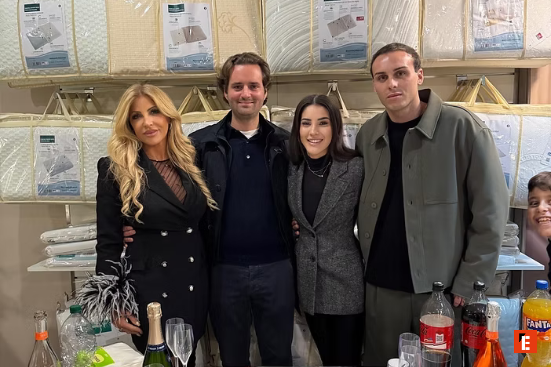 ritratto di gruppo con brindisi in showroom