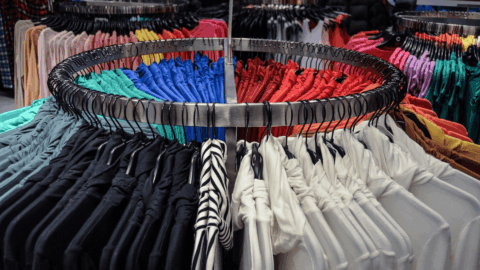 ropa en una tienda