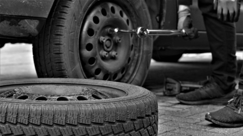 ruedas y coche en un taller mecánico