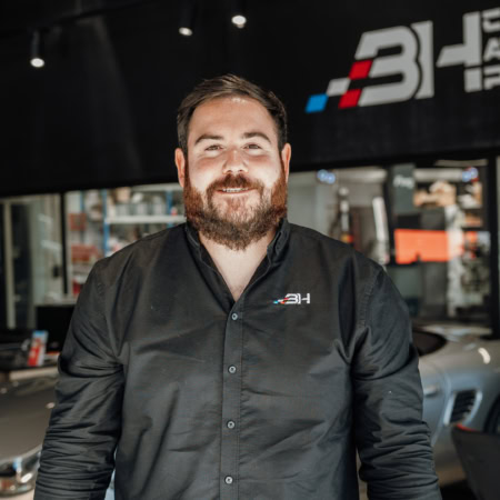 thomas follezou, franchisé bh car posant pour son interview