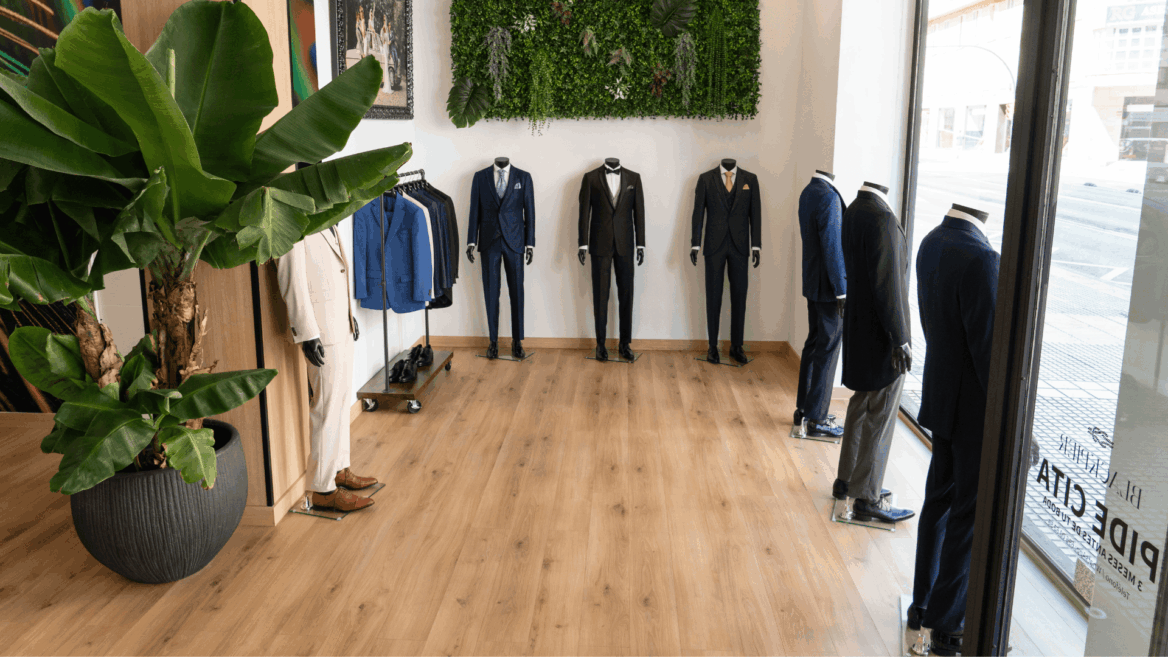 Tienda con trajes elegantes exhibidos en maniquíes.