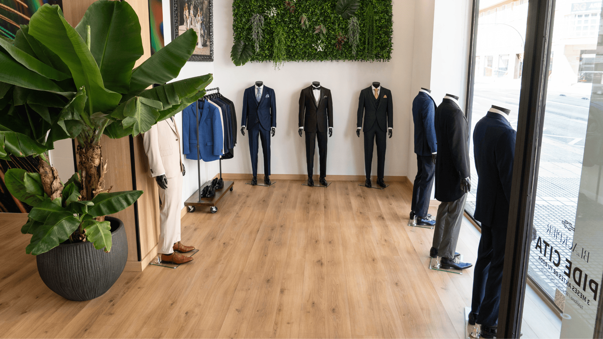 Tienda con trajes elegantes exhibidos en maniquíes.