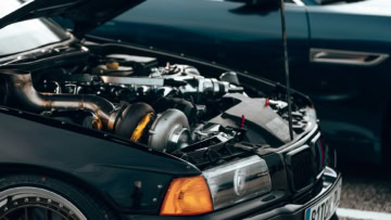 voiture capot ouvert