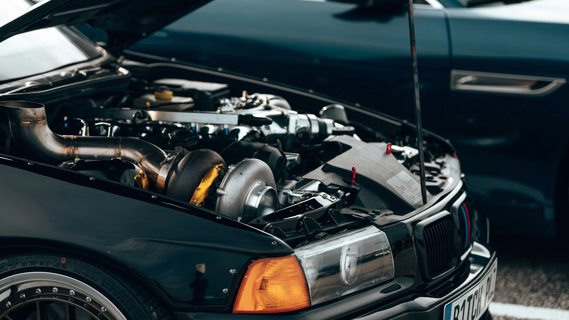 voiture capot ouvert