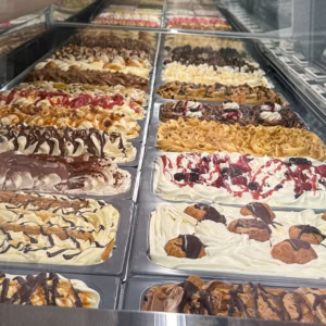 Vue de côté de tous les bacs à glaces chez moustache artisan glacier