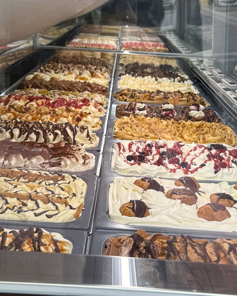 Vue de côté de tous les bacs à glaces chez moustache artisan glacier