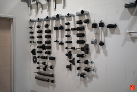 présentoir de rouleaux et pièces mécaniques datelier