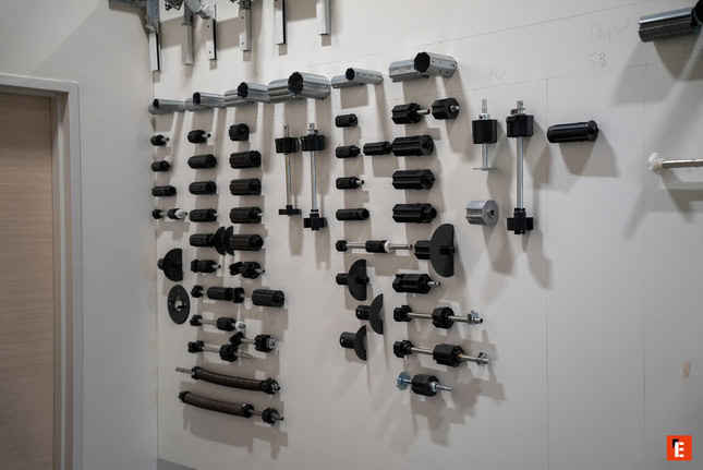 présentoir de rouleaux et pièces mécaniques datelier