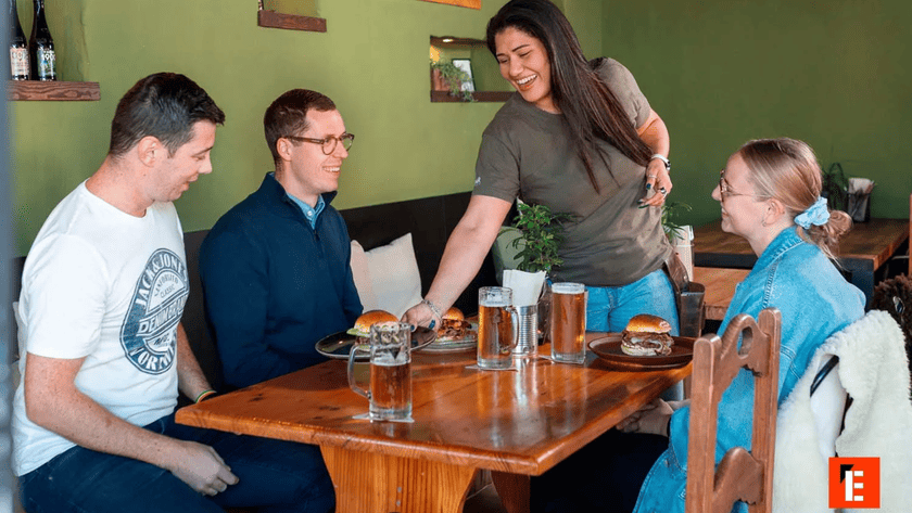 camarera sirve hamburguesas en restaurante