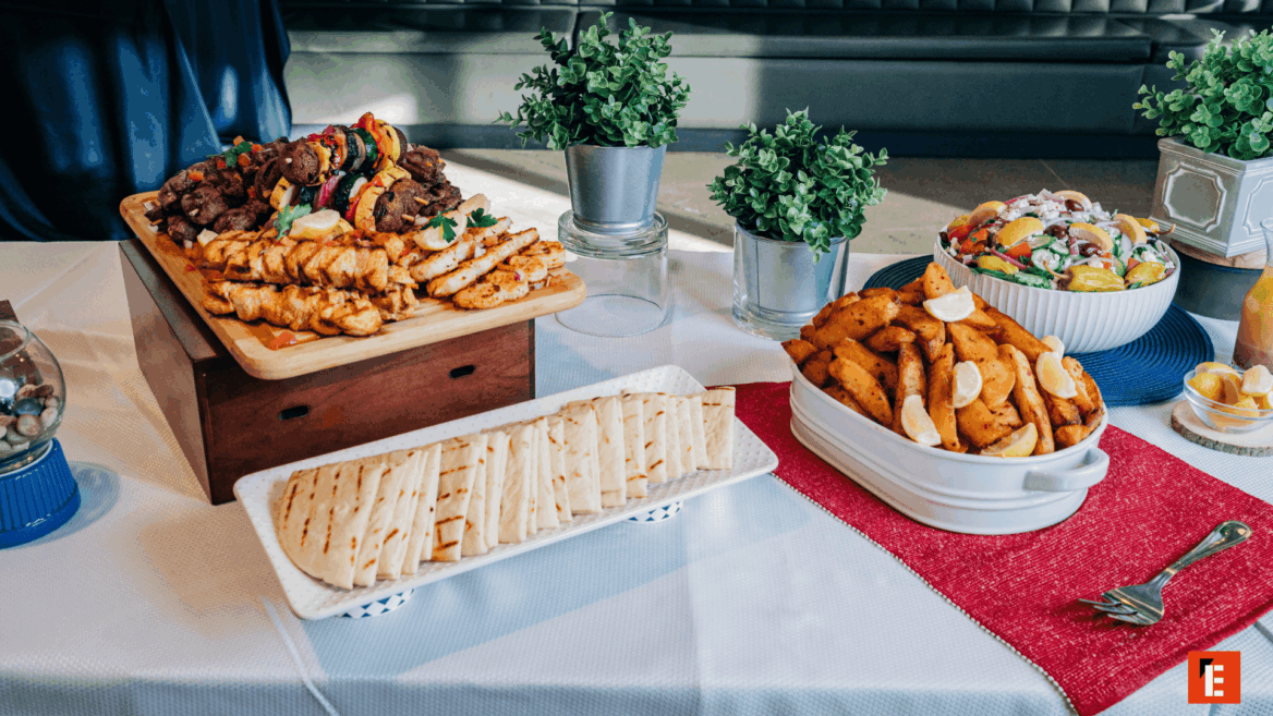 comida mediterránea en platos