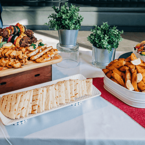 comida mediterránea en platos