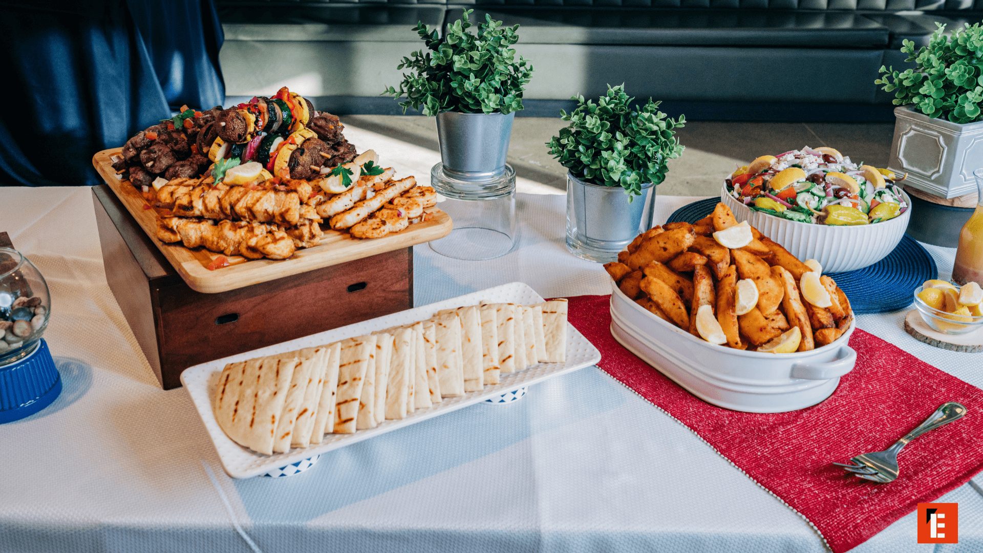 comida mediterránea en platos
