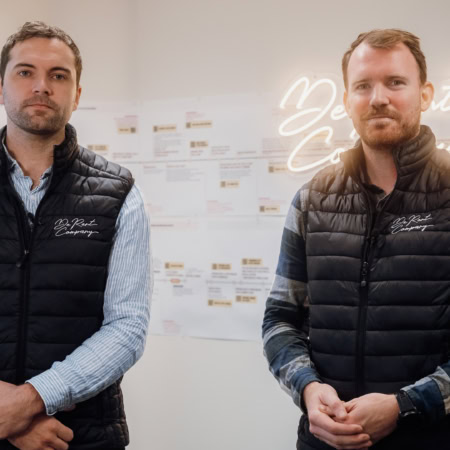 2 hommes devant un tableau blanc