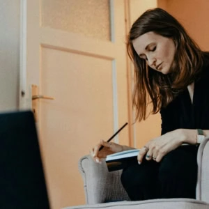 donna lavora da casa