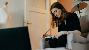 donna lavora da casa