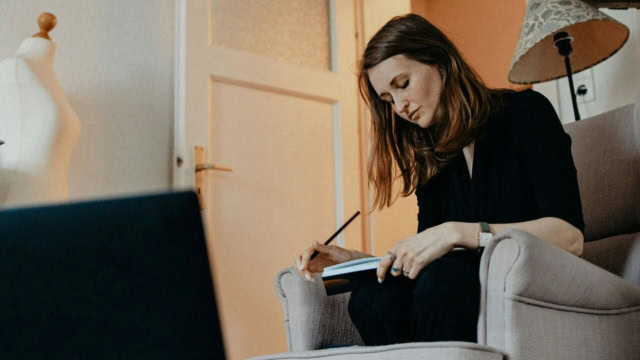 donna lavora da casa