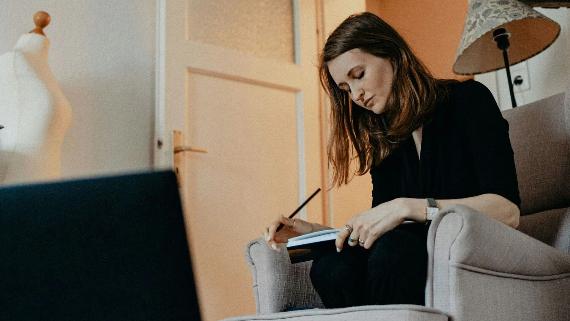 donna lavora da casa