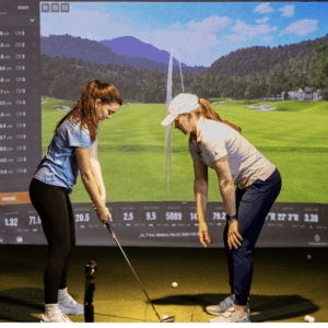 dos mujeres juegan a golf indoor