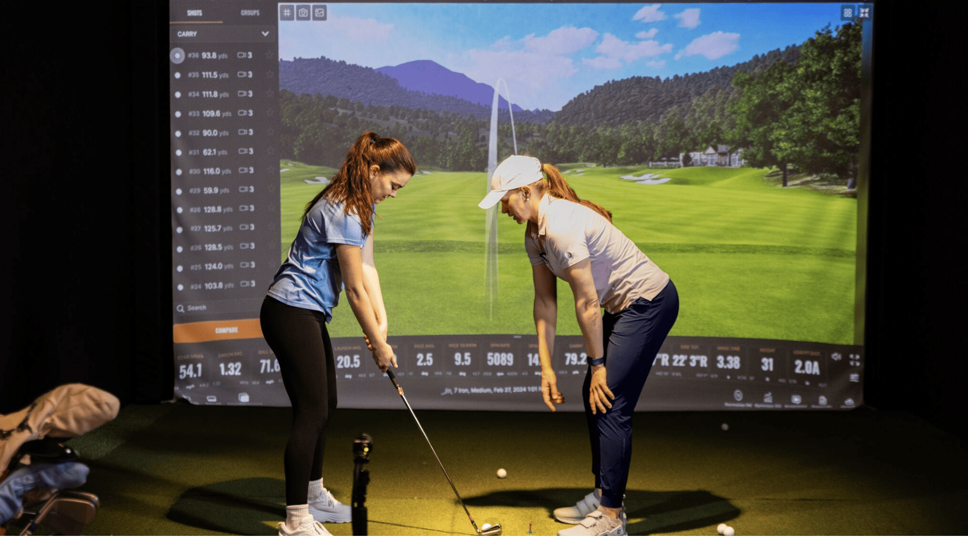 dos mujeres juegan a golf indoor