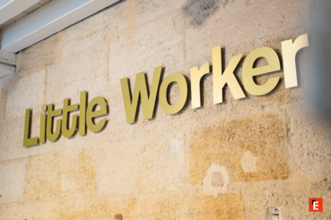 enseigne little worker lettres dorées sur mur de pierre
