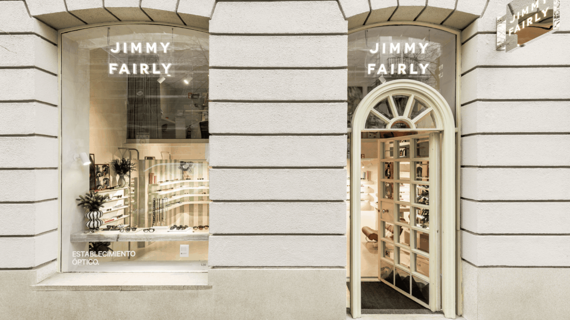 Fachada de tienda óptica con gafas en exhibición.
