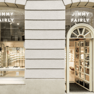 Fachada de tienda óptica con gafas en exhibición.