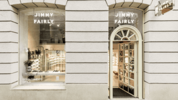 Fachada de tienda óptica con gafas en exhibición.