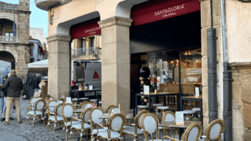 exterior cafetería santagloria mesas