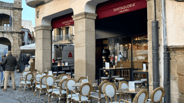 exterior cafetería santagloria mesas