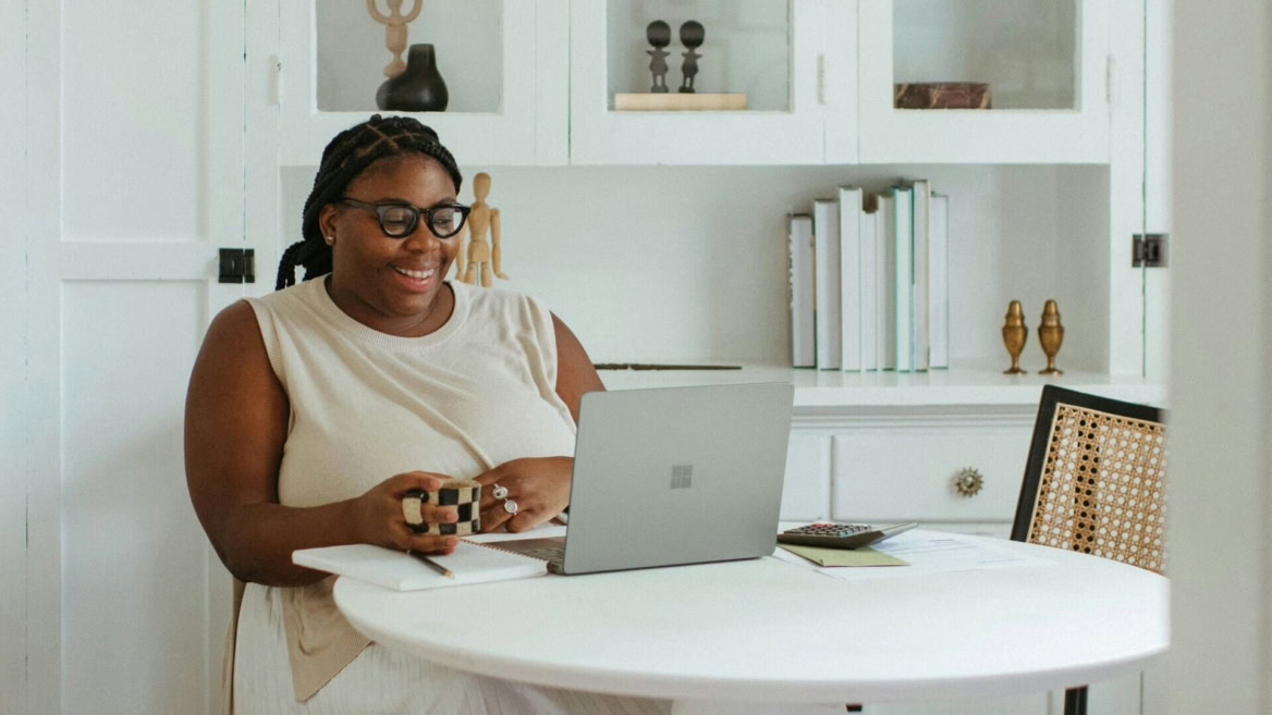 femme travaille tablette