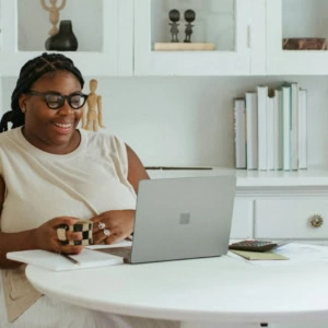 femme travaille tablette