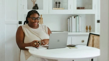 femme travaille tablette