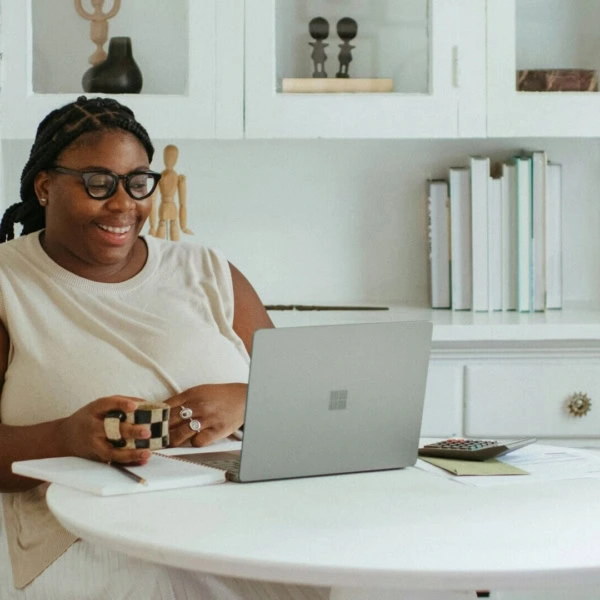 femme travaille tablette