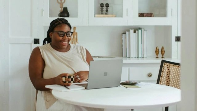 femme travaille tablette