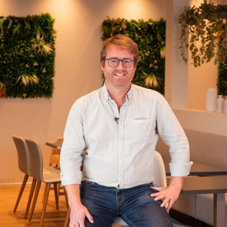 Florian vanhoutte, franchisé boulangerie sophie lebreuilly posant pour son interview