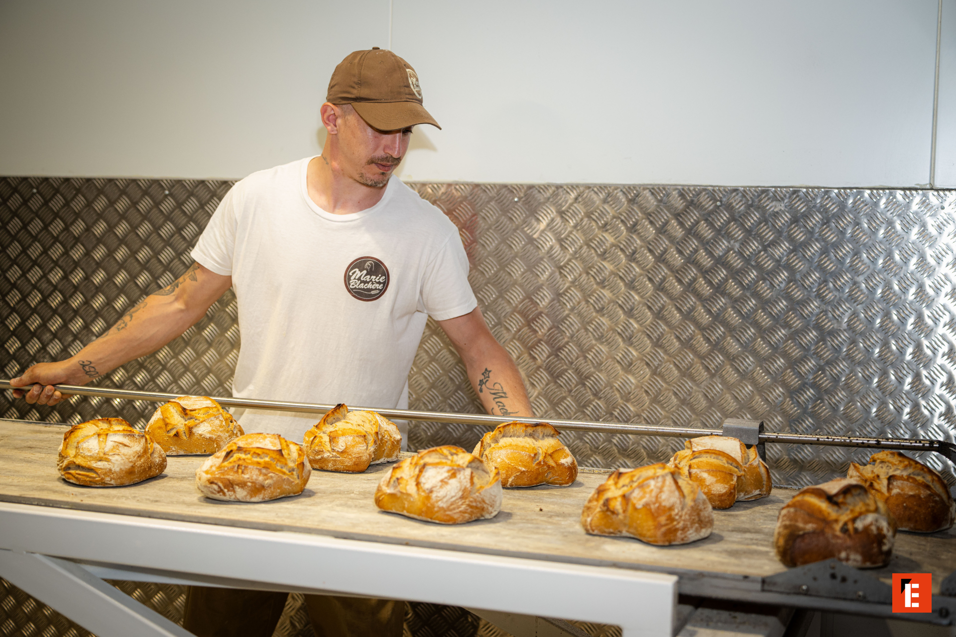 boulanger sortant des boules de pain