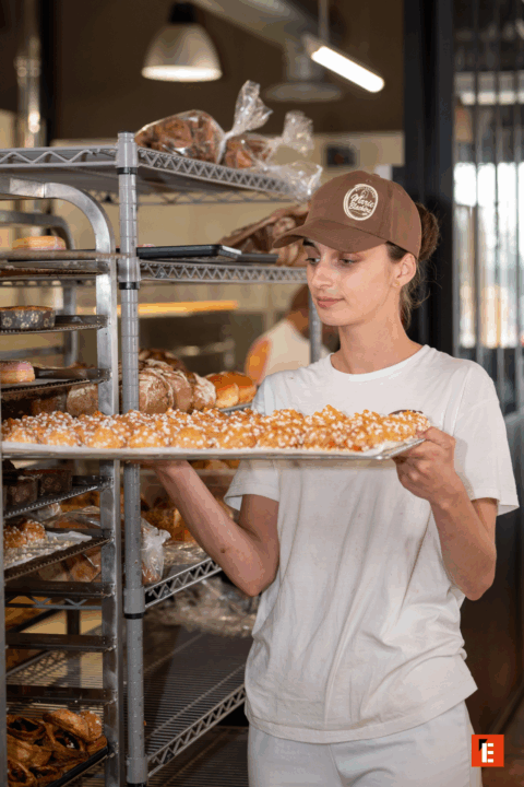 femme rangeant des chouquettes