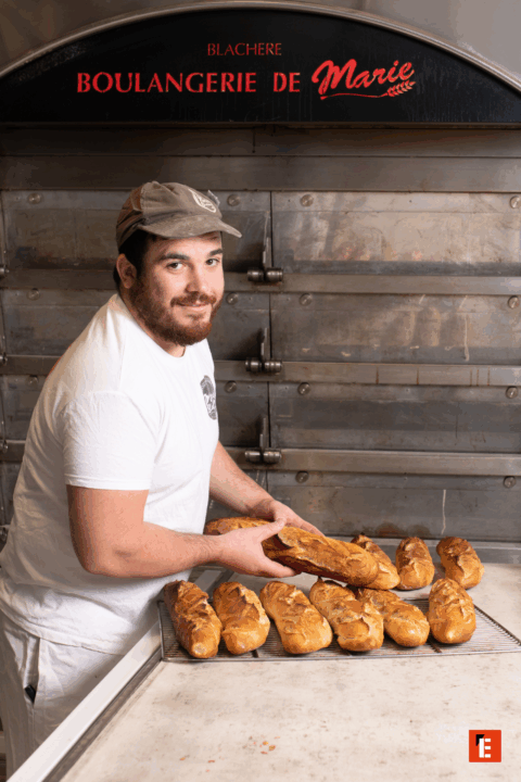 homme souriant exposant des baguettes