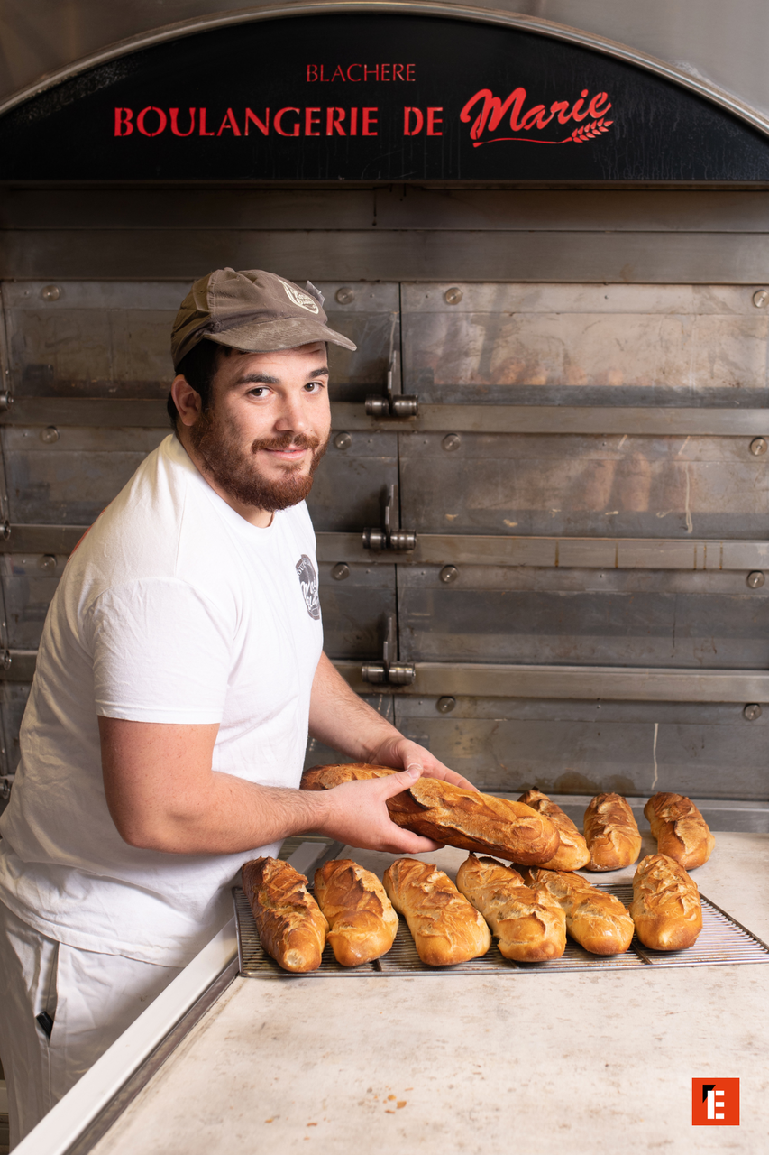homme souriant exposant des baguettes